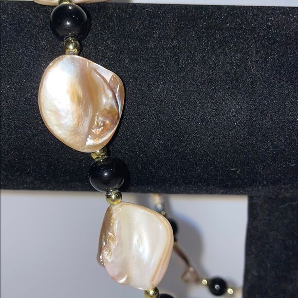 Elegant Black and Gold Necklace with Chevron Design - Picture 4 of 5